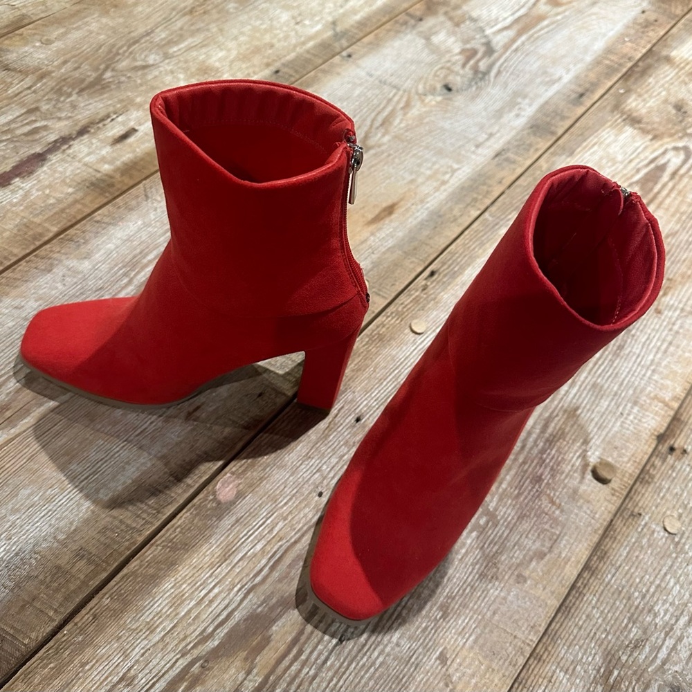 Red Nanamacs suede booties